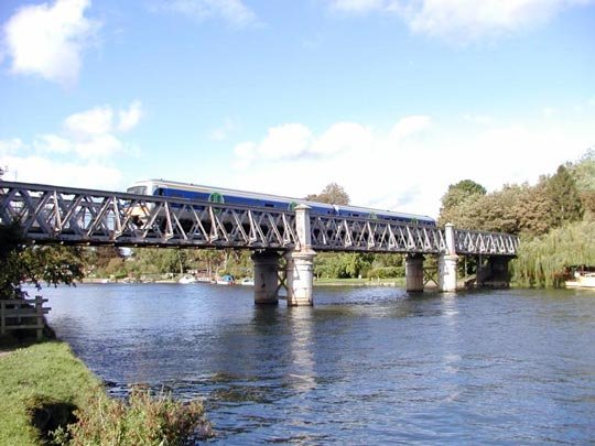 Steel-bridge-over-the-Thames